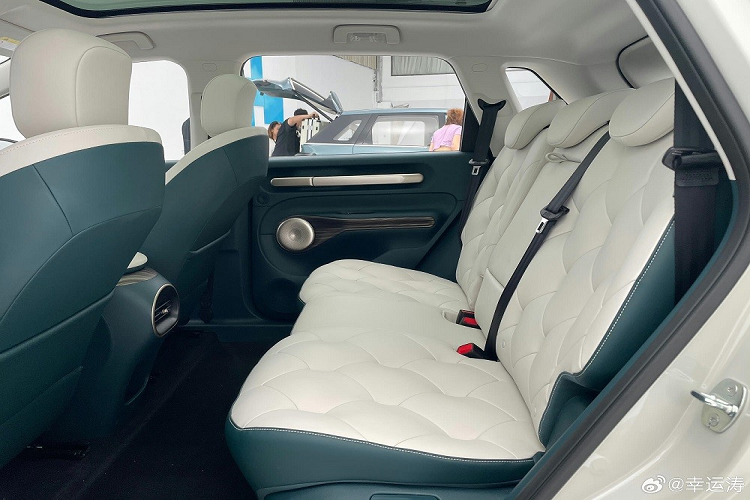 Phía sau là ghế đủ chỗ cho 3 người ngồi và có cửa gió điều hòa riêng. Đó là chưa kể đến những tính năng khác như hệ thống đèn viền nội thất 256 màu và kính cửa sổ chỉnh điện 1 chạm chống kẹt ở mọi vị trí. Trang bị an toàn của Baojun Yunduo cũng khá ổn với hệ thống hỗ trợ đỗ xe thông minh, hệ thống kiểm soát hành trình và camera 360 độ.