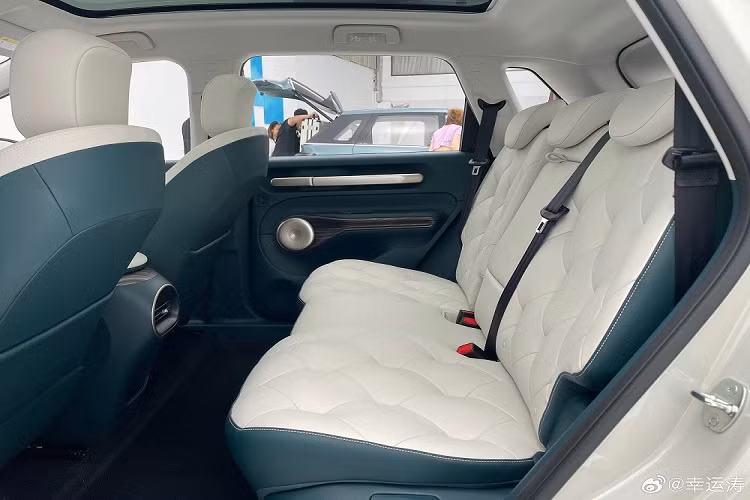 Phía sau là ghế đủ chỗ cho 3 người ngồi và có cửa gió điều hòa riêng. Đó là chưa kể đến những tính năng khác như hệ thống đèn viền nội thất 256 màu và kính cửa sổ chỉnh điện 1 chạm chống kẹt ở mọi vị trí. Trang bị an toàn của Baojun Yunduo cũng khá ổn với hệ thống hỗ trợ đỗ xe thông minh, hệ thống kiểm soát hành trình và camera 360 độ.