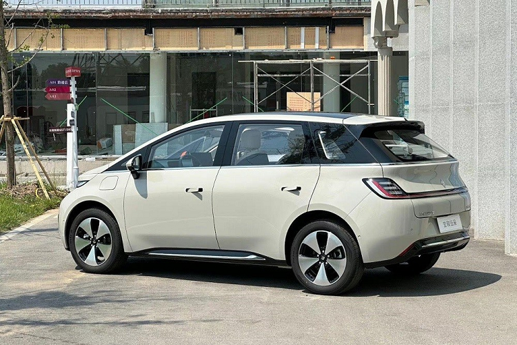 Khu vực đầu xe của Baojun Yunduo được chia thành 2 tầng bởi dải đèn LED định vị ban ngày có thiết kế xuyên suốt. Trong khi đó, cụm đèn pha khá lớn của xe nằm thấp ở hai góc cản trước. Là xe điện nên Baojun Yunduo đương nhiên không có lưới tản nhiệt. Mẫu xe này chỉ đi kèm hốc gió trung tâm hình thang rộng trên cản trước, trang trí bằng nẹp mạ crôm làm điểm nhấn.