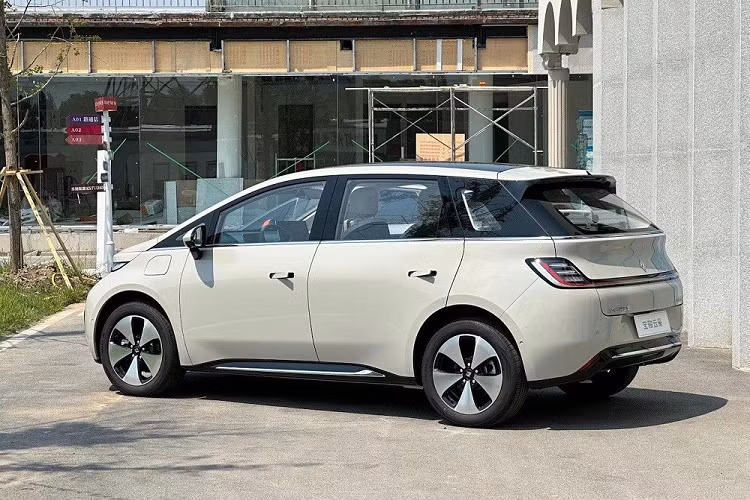 Khu vực đầu xe của Baojun Yunduo được chia thành 2 tầng bởi dải đèn LED định vị ban ngày có thiết kế xuyên suốt. Trong khi đó, cụm đèn pha khá lớn của xe nằm thấp ở hai góc cản trước. Là xe điện nên Baojun Yunduo đương nhiên không có lưới tản nhiệt. Mẫu xe này chỉ đi kèm hốc gió trung tâm hình thang rộng trên cản trước, trang trí bằng nẹp mạ crôm làm điểm nhấn.