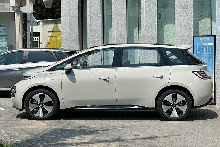 Baojun - thương hiệu con của liên doanh SAIC-GM-Wuling (SGMW) và cao cấp hơn Wuling - định vị Yunduo trong phân khúc MPV thuần điện. Tuy nhiên, trên thực tế, mẫu ôtô điện này sở hữu ngoại hình giống xe hatchback hơn. Với kích thước cụ thể gồm chiều dài 4.295 mm, chiều rộng 1.850 mm, chiều cao 1.652 mm và chiều dài cơ sở 2.700 mm, Baojun Yunduo là xe điện hạng C, tương tự những đối thủ như BYD Dolphin hay MG Mulan (MG4 Electric).