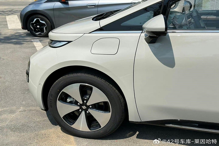 Nắp ca-pô của Baojun Yunduo khá ngắn trong khi cổng sạc nằm ở chắn bùn trước bên trái. Thiết kế sườn xe khá mượt mà vì ít đường dập gân. Tại đây, xe còn được trang bị tay nắm cửa ẩn, các cột sơn đen tạo hiệu ứng nóc lơ lửng, đường chân kính thẳng tắp và nẹp mạ crôm trang trí nằm sát bậc cửa. Vành la-zăng của xe là loại hợp kim với thiết kế 5 chấu phay xước.