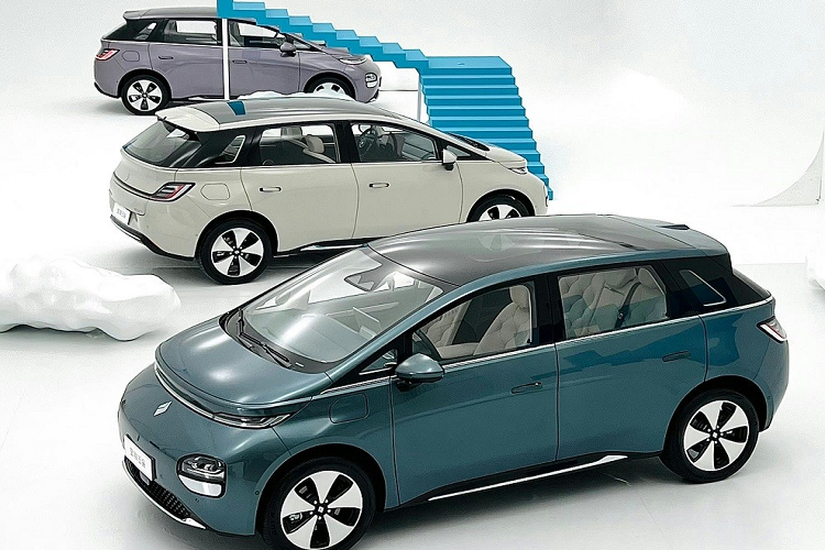 Nguồn cung cấp sức mạnh cho mẫu ôtô Trung Quốc này là mô-tơ điện mạnh 100 kW (khoảng 136 mã lực). Hiện giá xe Baojun Yunduo 2024 chưa được công bố. Tuy nhiên, xe được dự đoán sẽ có giá nằm trong khoảng 150.000 Nhân dân tệ (tương đương 494 triệu đồng).