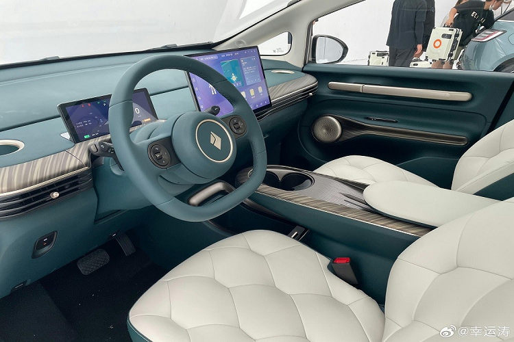 Điểm nhấn tiếp theo của Baojun Yunduo nằm ở ghế ngồi bên trong xe. Ghế của mẫu ô tô điện này được lấy cảm hứng thiết kế từ ghế sofa dạng bọt nước của Ý với kỹ thuật cắt thủ công, tạo cảm giác êm ái và thoải mái như ở nhà cho người ngồi. Tiếp theo đó là mặt táp-lô, tapi cửa và cụm điều khiển trung tâm ốp gỗ. Vô lăng của xe có thiết kế 2 chấu và vát đáy, tích hợp phím chức năng.
