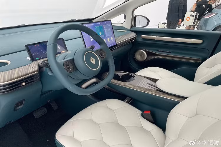 Điểm nhấn tiếp theo của Baojun Yunduo nằm ở ghế ngồi bên trong xe. Ghế của mẫu ô tô điện này được lấy cảm hứng thiết kế từ ghế sofa dạng bọt nước của Ý với kỹ thuật cắt thủ công, tạo cảm giác êm ái và thoải mái như ở nhà cho người ngồi. Tiếp theo đó là mặt táp-lô, tapi cửa và cụm điều khiển trung tâm ốp gỗ. Vô lăng của xe có thiết kế 2 chấu và vát đáy, tích hợp phím chức năng.