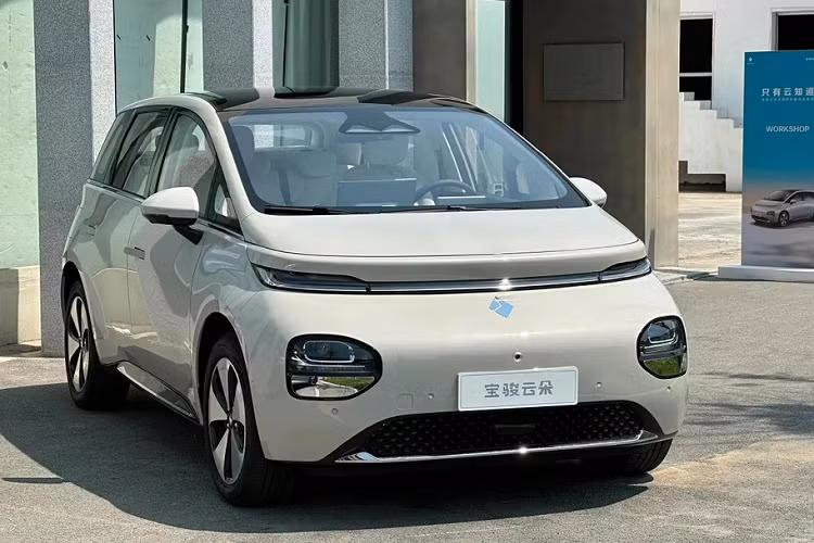 Phía sau vô lăng là bảng đồng hồ kỹ thuật số với màn hình LCD 8,8 inch trong khi nằm bên cạnh là màn hình cảm ứng trung tâm 15,6 inch đặt nổi trên mặt táp-lô. Ngoài ra, mẫu xe này còn có hệ điều hành LingOS 2.0 và chip MediaTek MT8666, hỗ trợ tính năng điều khiển bằng giọng nói, hệ thống định vị cũng như tính năng điều khiển từ xa thông qua ứng dụng trên điện thoại thông minh.