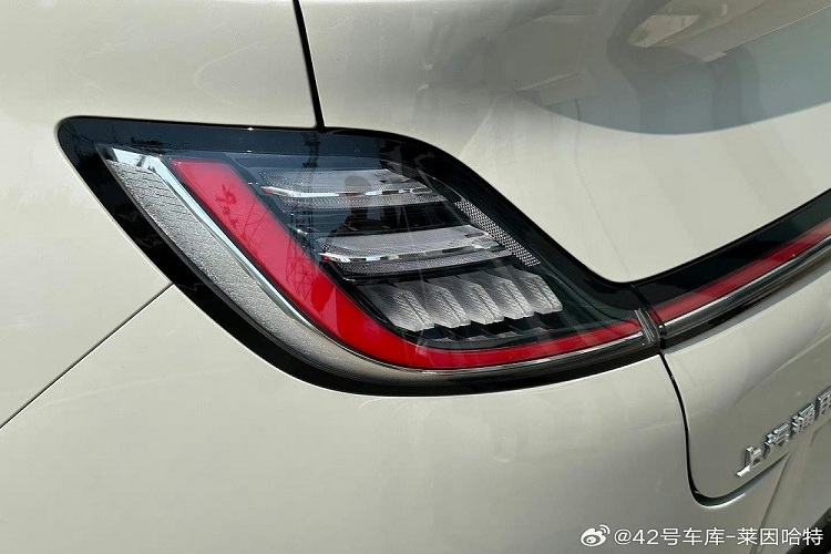 Đằng sau xe, Baojun Yunduo được trang bị cụm đèn hậu to bản, nối liền với nhau bằng nẹp mạ crôm và dải đèn nằm vắt ngang cửa cốp. Tương tự đầu xe, khu vực đuôi xe của mẫu ô tô điện này cũng có thiết kế đa tầng với cánh gió đuôi vịt nằm ngay bên dưới kính chắn gió sau.