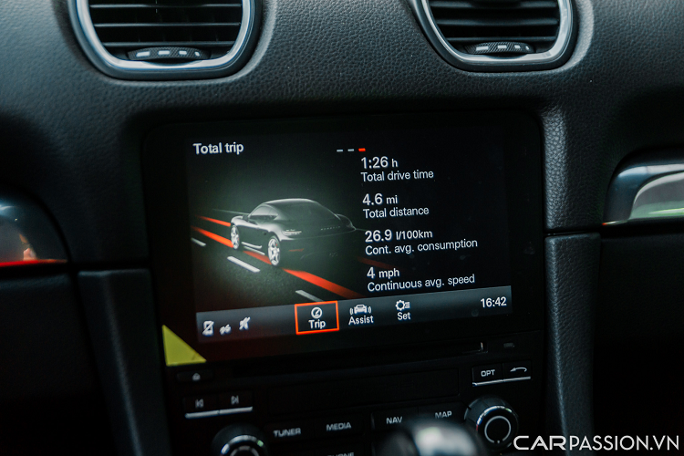 Cụm đồng hồ đếm giờ trong gói Sport Chrono được đặt trung tâm bảng táp lô, hai khay để cốc đặt bên hàng ghế phụ. Porsche 718 Cayman sử dụng khối động cơ 2.0L 4 xy lanh.