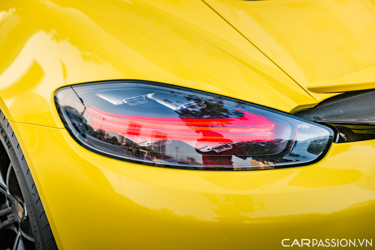 Cốp sau của xe khá rộng với dung tích 275 lít. Như vậy, khi kết hợp với cốp phía trước, 718 Cayman có thể chứa khối lượng hàng đến 425 lít. Một con số không thể ấn tượng hơn trên một chiếc xe Coupe 2 cửa.