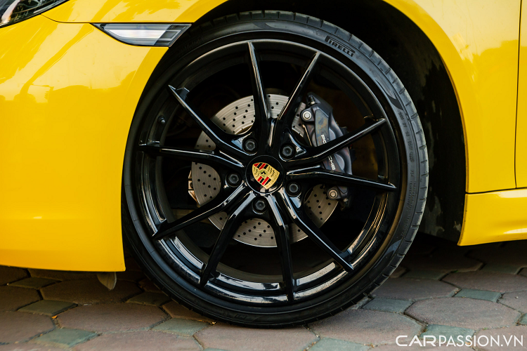 718 Cayman được trang bị bộ vành Carrera S có cấu trúc 5 chấu kép được sơn đen bóng đậm chất thể thao kích thước lên đến 20 inch. Khe gió ở phía trước bánh sau vừa có tác dụng định hướng luồng gió, vừa làm mát một phần cho bộ phanh hiệu suất cao của Porsche.