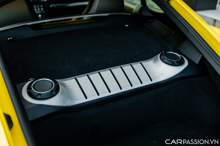 Cỗ máy này có khả năng sản sinh công suất tối đa 300 mã lực, mô men xoắn cực đại 380 Nm, đi kèm với hộp số ly hợp kép 7 cấp PDK và Hệ thống Điều Phối Lực Kéo Vector của Porsche (Porsche Torque Vectoring – PTV).