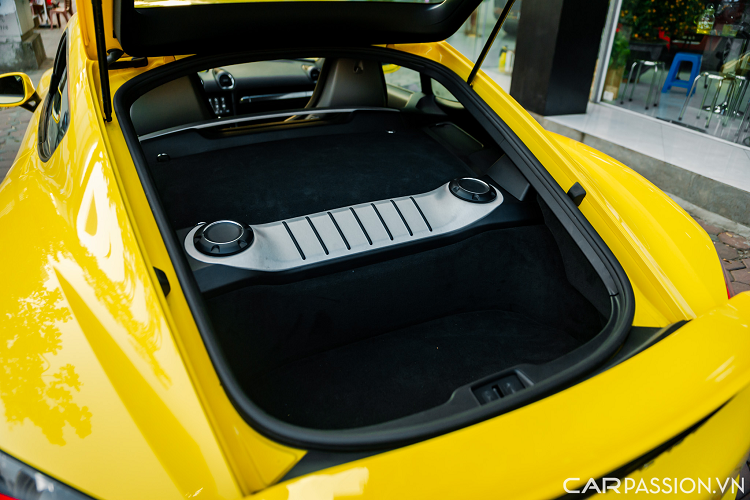 Phần vô lăng 3 chấu của Porsche 718 sở hữu thiết kế tối giản với các nút chức năng cơ bản và hướng người lái đến việc trải nghiệm lái hơn, phía sau là lẫy chuyển số thể thao. Hai ghế ngồi trên xe có thiết kế kiểu dáng ôm trọn người lái khi muốn trải nghiệm tốc độ cao. Cả hai ghế ngồi trang bị phần chỉnh ghế điện 2 hướng.