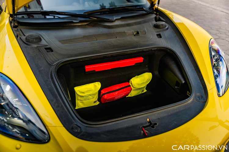 Nội thất của chiếc Porsche 718 Cayman này bọc da màu đen mang lại cảm giác thể thao. Sở hữu DNA thể thao nên những chi tiết ở khoang nội thất đều được sắp xếp phù hợp với cảm giác lái của cả người lái lẫn người ngồi cạnh.