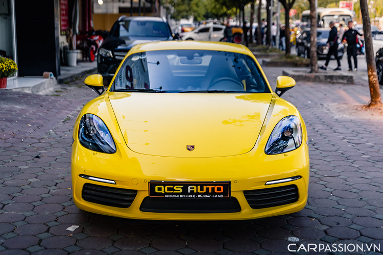Chiếc 718 trong bài sở hữu màu vàng Racing Yellow thể thao đặc trưng của Porsche.Phần đầu xe sở hữu thiết kế mạnh mẽ với hốc hút gió cỡ lớn, hệ thống đèn chiếu sáng dạng Bi xenon bao gồm hệ thống đèn PDSL của hãng Porsche. Hai hốc hút gió gồm 3 nan khỏe khoắn ở đầu xe có tiết diện khá lớn nhằm nâng cao tính khí động học.