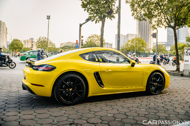 Porsche 718 Cayman có kích thước tổng thể dài x rộng x cao lần lượt là 4.379 x 1.801 x 1.295 (mm). Xe sở hữu thiết kế phần mui xe dốc về phía trước với phần nắp ca-pô đặc trưng. Vì phần động cơ được thiết kế đạt giữa nên phần khu vực nắp capo sẽ có thêm một khoang để hành lý cho người dùng.