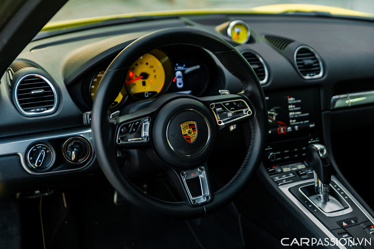 Cụm đồng hồ trung tâm hiển thị các thông số của chiếc xe. Hệ thống điều hoà 2 vùng độc lập, phía dưới là cụm cần số PDK huyền thoại của Porsche kèm các nút bấm như: đóng/mở hệ thống ống xả thể thao, nâng/hạ cánh gió, chế độ tắt máy tạm thời khi dừng xe, tắt chế độ chống trơn trượt, chế độ lái Sport.