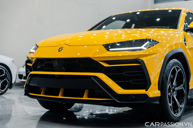 Phần đầu xe gây ấn tượng với lưới tản nhiệt hình tổ ong cỡ lớn, nan kép vắt ngang hốc gió phía trước, nắp ca-pô dập gân mạnh mẽ cùng cụm đèn chiếu sáng với dải LED ban ngày chữ “Y” nằm ngang đẹp mắt.