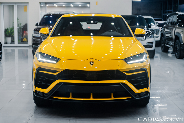 Hiện nay, Lamborghini Urus đang nắm giữ ngôi vương cho danh hiệu mẫu xe SUV nhanh nhất thế giới. Urus sở hữu thiết kế hầm hố nhưng không kém phần thể thao.