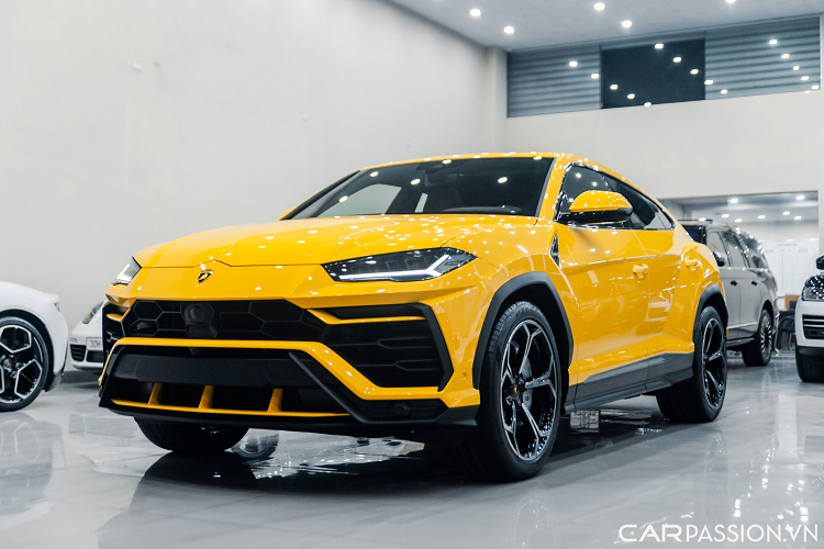 Được biết, xe Lamborghini Urus model 2022 và mức ODO chỉ mới lăn bánh hơn 70km. Hiện tại, "siêu bò" này đang được chào bán tại showroom ở Hà Nội. Đây là một showroom chuyên phân phối đa dạng những dòng xe siêu sang, siêu xe uy tín tại Hà Nội.