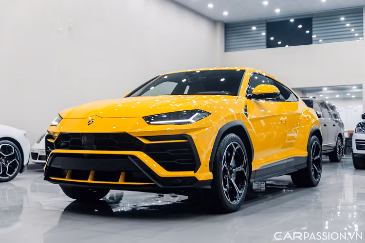 Được biết, xe Lamborghini Urus model 2022 và mức ODO chỉ mới lăn bánh hơn 70km. Hiện tại, "siêu bò" này đang được chào bán tại showroom ở Hà Nội. Đây là một showroom chuyên phân phối đa dạng những dòng xe siêu sang, siêu xe uy tín tại Hà Nội.