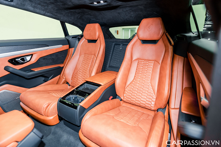 Vô-lăng 3 chấu bọc chất liệu Alcantara, tích hợp thêm hai lẫy chuyển số ở phía sau. Màn hình phía sau vô-lăng dạng điện tử hiển thị màu sắc nét. Chính giữa là vòng tua máy và tốc độ.