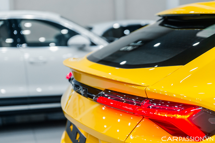 Tuy nhiên, chiếc xe này lại chỉ được trang bị 4 chế độ lái bao gồm Strada, Sport, Corsa và Neve cùng một chế độ riêng biệt mang tên Ego. Lamborghini Urus được trang bị động cơ 4 lít V8 tăng áp kép có khả năng sản sinh công suất 650 mã lực tại 6.000 vòng/phút và mô-men xoắn 850 Nm tại 2250 vòng/phút.