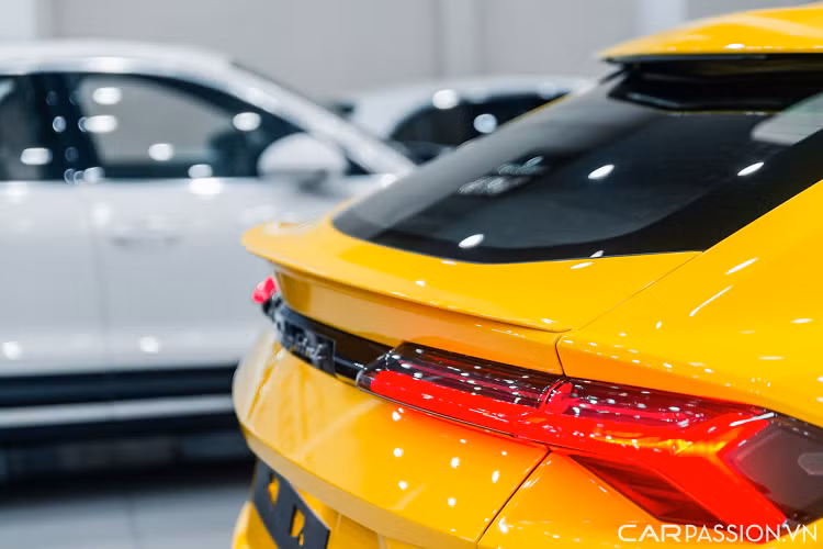 Tuy nhiên, chiếc xe này lại chỉ được trang bị 4 chế độ lái bao gồm Strada, Sport, Corsa và Neve cùng một chế độ riêng biệt mang tên Ego. Lamborghini Urus được trang bị động cơ 4 lít V8 tăng áp kép có khả năng sản sinh công suất 650 mã lực tại 6.000 vòng/phút và mô-men xoắn 850 Nm tại 2250 vòng/phút.