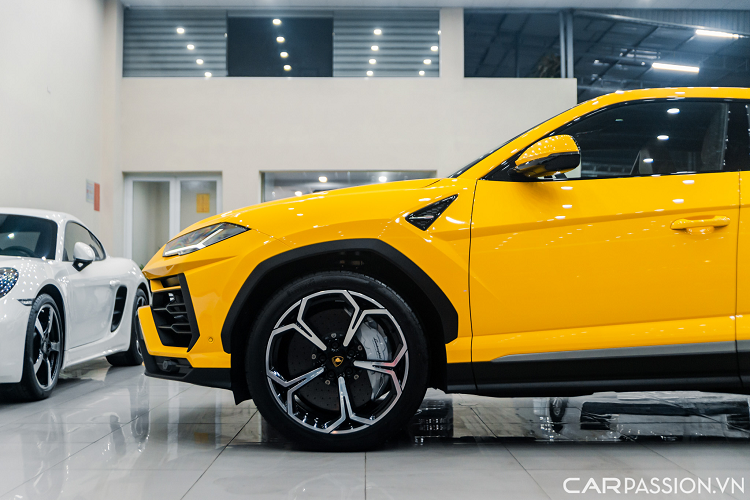 Về nguyên bản, Lamborghini đem tới cho Urus 4 chế độ lái mặc định và 2 chế độ lái tùy chọn nhằm tạo thuận tiện trong quá trình vận hành bao gồm STRADA (đường phố), SPORT (thể thao), CORSA (đường đua) và NEVE (đường tuyết) và hai chế độ tùy chọn là TERRA (off-road) và SABBIA (đi trên cát).