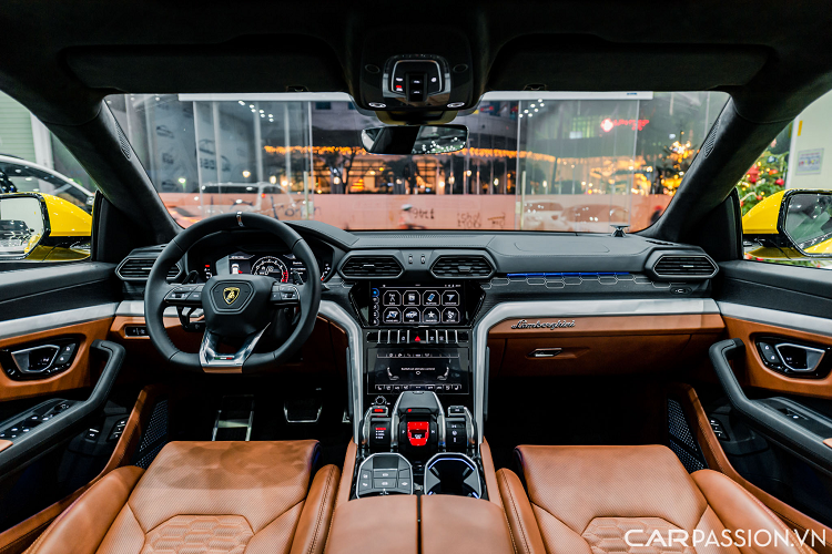 Xe trang bị bộ mâm 5 chấu hình chữ Y kích thước 22 inch, ẩn sau là cùm phanh cỡ lớn sơn bạc kết hợp với đĩa phanh carbon ceramic có khả năng chịu nhiệt tốt. Cản sau có thiết kế thể thao, bộ khuếch tán gió cỡ lớn kết hợp cùng một cánh gió nhỏ bắt cố định vào cốp tạo cái nhìn năng động cho Urus.