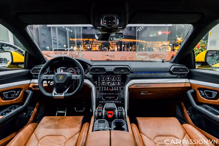 Xe trang bị bộ mâm 5 chấu hình chữ Y kích thước 22 inch, ẩn sau là cùm phanh cỡ lớn sơn bạc kết hợp với đĩa phanh carbon ceramic có khả năng chịu nhiệt tốt. Cản sau có thiết kế thể thao, bộ khuếch tán gió cỡ lớn kết hợp cùng một cánh gió nhỏ bắt cố định vào cốp tạo cái nhìn năng động cho Urus.