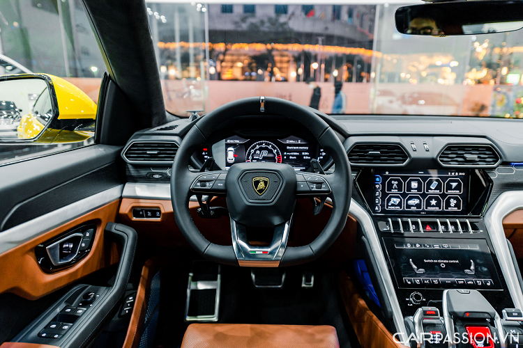 Logo “Lamborghini” bằng kim loại đặt ở vị trí trung tâm đuôi xe đầy kiêu hãnh. Xe sử dụng hệ thống ống xả với 4 chụp xả chia đều cho hai bên. Cụm đèn hậu chữ Y nằm ngang giống với đèn pha tạo sự khỏe khoắn cho xe.