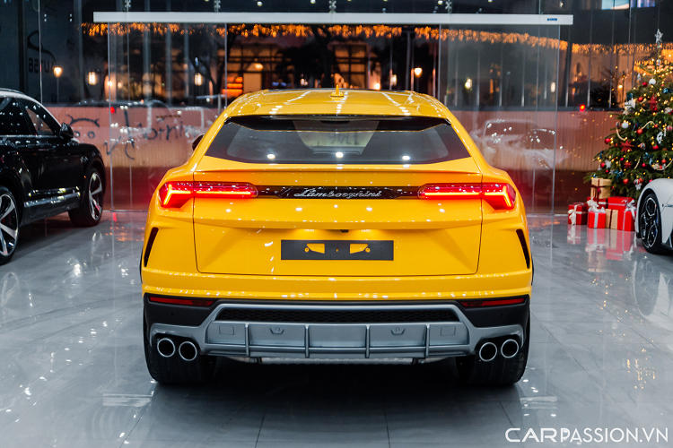 Siêu SUV Urus sở hữu kích thước 5.112 mm dài, 2.016 mm rộng, 1.638 mm cao, cùng chiều dài cơ sở 3.003 mm. Thân xe mang những đường nét thiết kế đầy cơ bắp, cột C có thiên hướng dốc về phần đuôi phía sau khiến cho vẻ ngoài của Urus không khác gì một mẫu xe Coupe gầm cao.