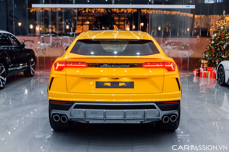 Siêu SUV Urus sở hữu kích thước 5.112 mm dài, 2.016 mm rộng, 1.638 mm cao, cùng chiều dài cơ sở 3.003 mm. Thân xe mang những đường nét thiết kế đầy cơ bắp, cột C có thiên hướng dốc về phần đuôi phía sau khiến cho vẻ ngoài của Urus không khác gì một mẫu xe Coupe gầm cao.