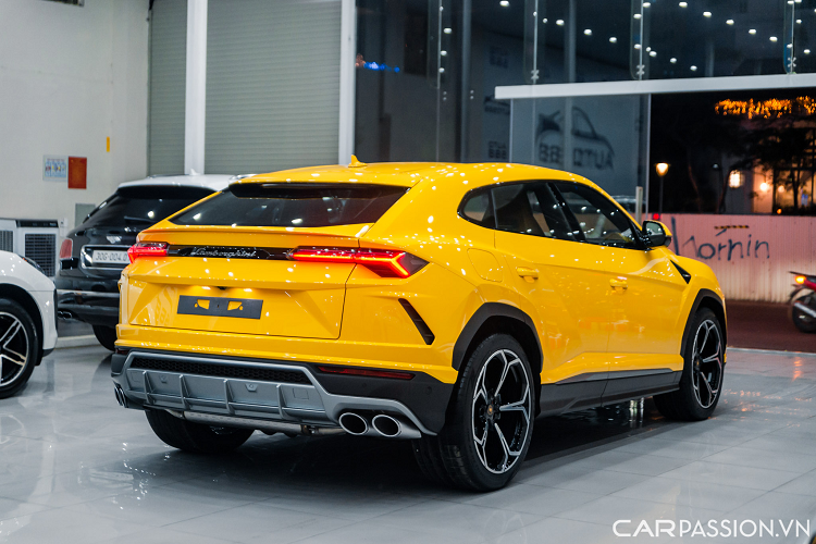 Được ra mắt vào cuối năm 2017, Lamborghini Urus là nước đi táo bạo của thương hiệu siêu xe đến từ Ý nhằm tham gia vào phân khúc xe SUV đầy tính cạnh tranh hiện nay. Tuy xuất hiện muộn hơn so với những đối thủ khác, Urus lại là mẫu xe khai sinh ra phân khúc siêu SUV nhờ hiệu năng vận hành vượt trội.