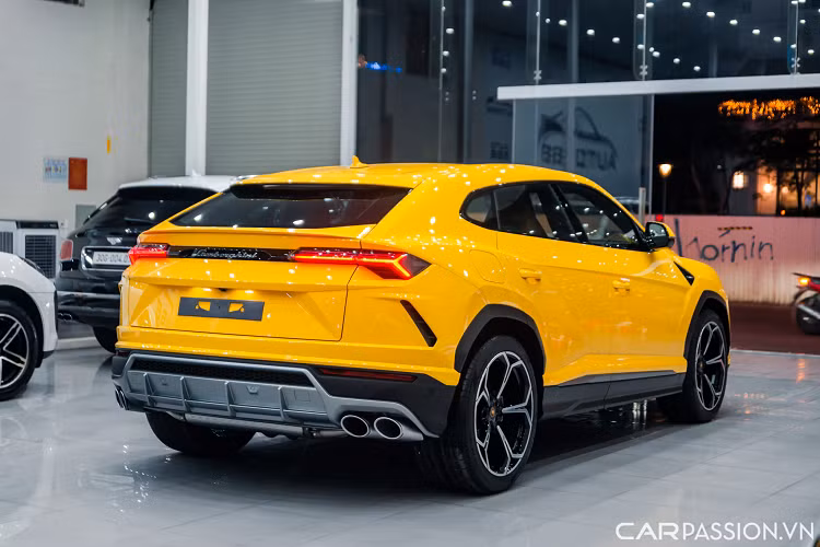 Được ra mắt vào cuối năm 2017, Lamborghini Urus là nước đi táo bạo của thương hiệu siêu xe đến từ Ý nhằm tham gia vào phân khúc xe SUV đầy tính cạnh tranh hiện nay. Tuy xuất hiện muộn hơn so với những đối thủ khác, Urus lại là mẫu xe khai sinh ra phân khúc siêu SUV nhờ hiệu năng vận hành vượt trội.
