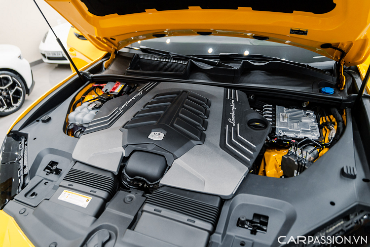 Hệ thống giải trí của Lamborghini chia thành hai màn hình, màn hình phía trên hiển thị thông tin giải trí và định vị GPS, điện thoại và thông tin trạng thái xe, còn màn hình bên dưới để điều chỉnh nhiệt độ. Đáng chú ý, xe còn được trang bị hệ thống âm thanh cao cấp đến từ thương hiệu Bang &amp; Olufsen.