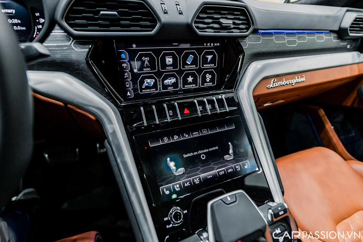 Ghế ngồi trên Urus có thiết kế thể thao và logo bò tót được dập nổi trên tựa đầu. Hàng ghế phía trước có thể chỉnh điện đa hướng, hàng ghế sau trang bị hệ thống điều hoà tự động 2 vùng độc lập điều chỉnh trên màn hình cảm ứng. Ngoài ra, ghế ngồi có thể gập gọn dễ dàng giúp tăng không gian cho khoang chứa đồ phía sau.