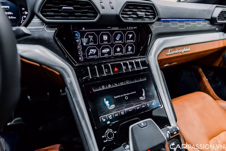 Ghế ngồi trên Urus có thiết kế thể thao và logo bò tót được dập nổi trên tựa đầu. Hàng ghế phía trước có thể chỉnh điện đa hướng, hàng ghế sau trang bị hệ thống điều hoà tự động 2 vùng độc lập điều chỉnh trên màn hình cảm ứng. Ngoài ra, ghế ngồi có thể gập gọn dễ dàng giúp tăng không gian cho khoang chứa đồ phía sau.