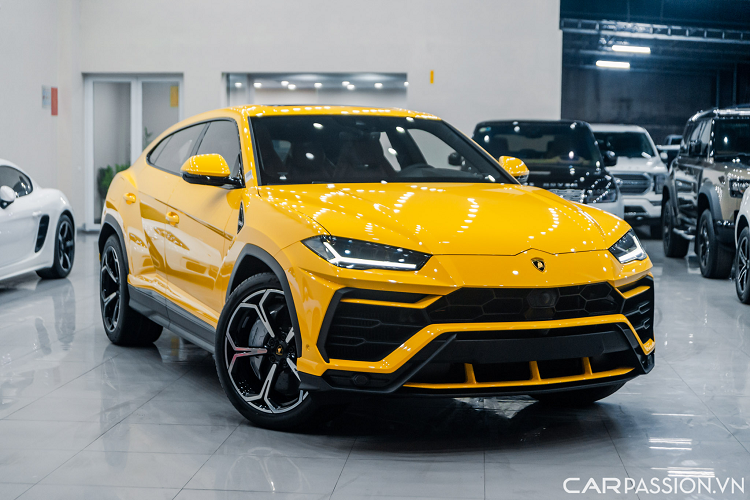 Mới đây, một chiếc Lamborghini Urus màu vàng mới 100% đã được rao bán với giá 22,5 tỷ đồng. Đây là một trong 5 chiếc Urus mới đưa về theo dạng nhập khẩu chính hãng. Tại Việt Nam, số lượng Lamborghini Urus được ghi nhận hơn 15 chiếc. Chiếc Urus đề cập trong bài là sở hữu màu sơn vàng đặc trưng Giallo Auge.