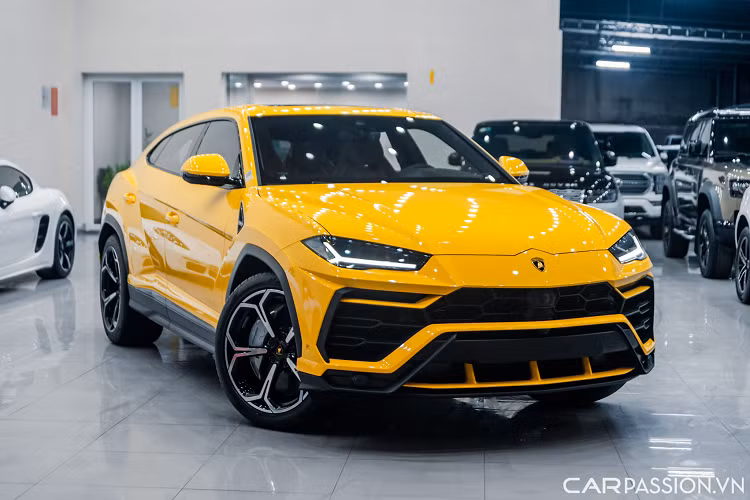 Mới đây, một chiếc Lamborghini Urus màu vàng mới 100% đã được rao bán với giá 22,5 tỷ đồng. Đây là một trong 5 chiếc Urus mới đưa về theo dạng nhập khẩu chính hãng. Tại Việt Nam, số lượng Lamborghini Urus được ghi nhận hơn 15 chiếc. Chiếc Urus đề cập trong bài là sở hữu màu sơn vàng đặc trưng Giallo Auge.
