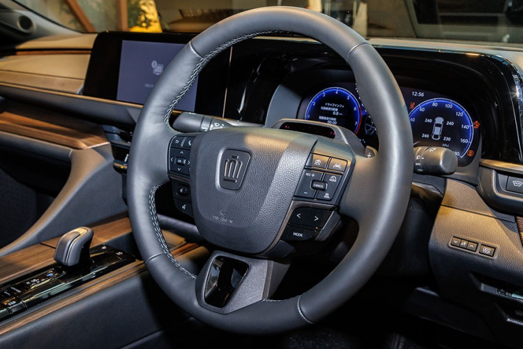 Đằng sau xe, mẫu sedan hạng sang của Nhật Bản sở hữu cụm đèn hậu LED mỏng với thiết kế xuyên suốt và cánh gió đuôi nhỏ tích hợp vào cửa cốp. Bên dưới đèn hậu là tem chữ nổi "Crown" và ốp màu đen trên cản sau.