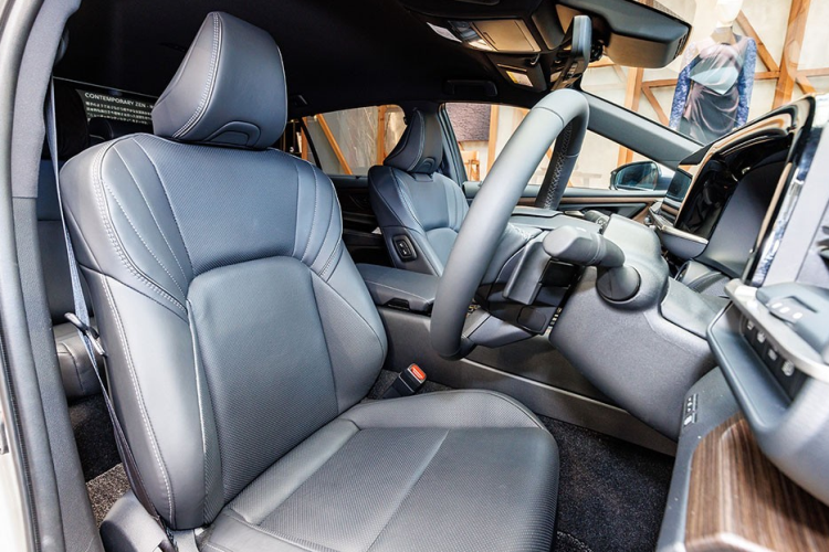 Tương tự 3 phiên bản còn lại trong dòng Crown mới, mẫu sedan này cũng đi kèm logo hình vương miện trên đầu xe và trục bánh trong khi cửa cốp tích hợp logo của hãng Toyota. Khi mua mẫu sedan cỡ lớn này, khách hàng Nhật Bản có thể chọn 1 trong 6 màu sắc ngoại thất là trắng, đen, bạc, xám, xanh đậm và nâu đồng.