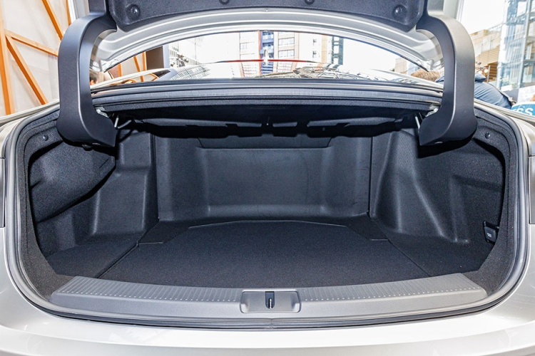 Chi tiết này khiến cụm điều khiển trung tâm bị đẩy lên cao, tạo thành vách ngăn giữa 2 ghế trước. Trên cụm điều khiển trung tâm, hãng Toyota bố trí cần số ngắn, sạc điện thoại không dây, phanh tay điện tử và 2 giá để ly. Những trang bị đáng chú ý khác của mẫu xe này gồm có đèn viền nội thất, cửa gió điều hòa và 2 cổng USB Type C dành cho hàng ghế sau.