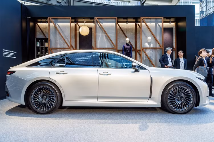 Vào hồi tháng 5 năm nay, mẫu xe này từng xuất hiện trong giải đua xe Super Taikyu Fuji 24 Hours 2023 diễn ra trên đường đua Fuji Speedway. Ngoài ra, Toyota Crown Sedan thế hệ mới còn từng được trưng bày trong triển lãm Ô tô Thượng Hải 2023 diễn ra vào tháng 4 năm nay.