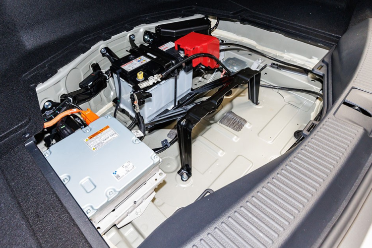 Trước mặt người lái là vô lăng vô lăng 3 chấu, tích hợp phím chức năng và lẫy chuyển số thể thao. Kế đó là bảng đồng hồ kỹ thuật số nối và màn hình cảm ứng trung tâm đều có kích thước 12,3 inch. Vì Toyota Crown Sedan 2024 là xe dẫn động cầu sau nên bên trong nội thất có trục truyền động chạy dọc khá lớn.