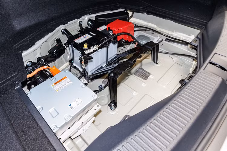 Trước mặt người lái là vô lăng vô lăng 3 chấu, tích hợp phím chức năng và lẫy chuyển số thể thao. Kế đó là bảng đồng hồ kỹ thuật số nối và màn hình cảm ứng trung tâm đều có kích thước 12,3 inch. Vì Toyota Crown Sedan 2024 là xe dẫn động cầu sau nên bên trong nội thất có trục truyền động chạy dọc khá lớn.