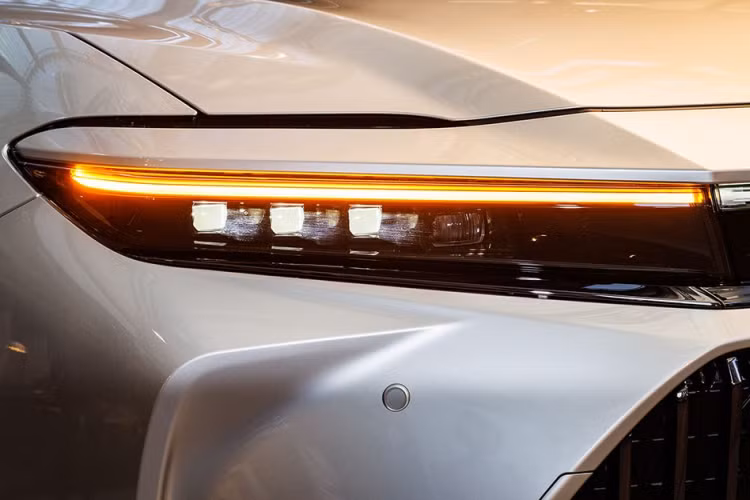 So với 3 phiên bản còn lại của dòng xe Toyota Crown thế hệ mới, Crown Sedan sở hữu chiều dài lớn hơn cả, đạt 5.030 mm. Bên cạnh đó là chiều rộng 1.890 mm, chiều cao 1.470 mm và chiều dài cơ sở 3.000 mm. So với thế hệ cũ, xe dài hơn 120 mm, rộng hơn 90 mm, cao hơn 25 mm và chiều dài cơ sở tăng 80 mm.