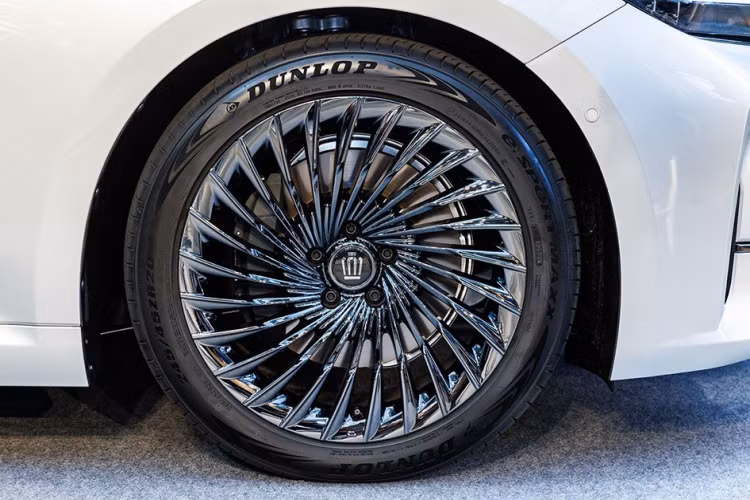 Nằm giữa 2 cụm đèn pha là khe gió hẹp, tích hợp hộp chứa cảm biến nhằm phục vụ các tính năng trợ lái nâng cao ADAS. Bên dưới là lưới tản nhiệt hình lục giác cỡ lớn với những nan nằm dọc màu đen theo phong cách thác nước.