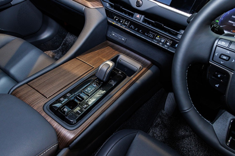 Trong khi đó, nội thất của xe có 2 tùy chọn màu là đen và nâu. Tiến vào bên trong xe, người lái sẽ bắt gặp không gian nội thất tương tự 3 phiên bản còn lại trong dòng Toyota Crown thế hệ mới. Để mang đến cảm giác sang trọng, hãng Toyota đã ốp gỗ cho những khu vực như mặt táp-lô, tapi cửa và cụm điều khiển trung tâm.