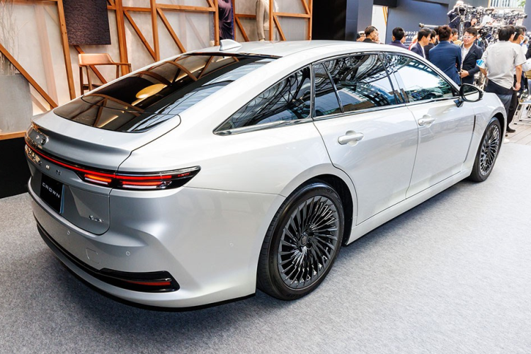 Dự kiến, giá bán Toyota Crown Sedan 2024 sẽ chính thức được công bố ở thị trường Nhật Bản vào cuối năm nay, có thể là ngay từ tháng 11. Khác thế hệ cũ, mẫu xe này có thể sẽ được bán cả ở thị trường quốc tế chứ không giới hạn trong lãnh thổ Nhật Bản.